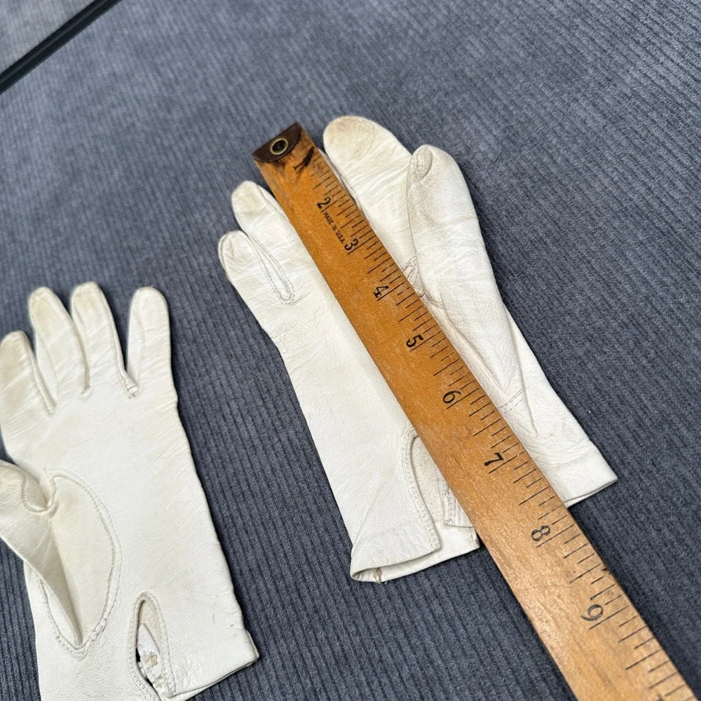 Vintage White Leather Gloves with Bow Detail Short Wrist Length‎ Mid-Century